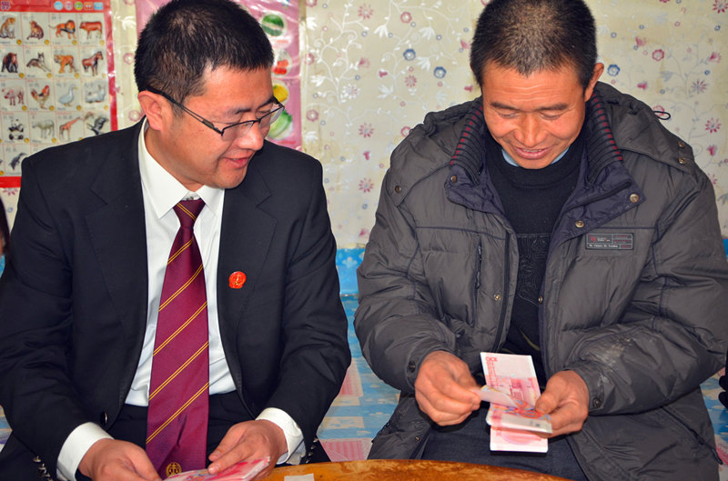 甘南法院:百里送钱款、情系农民工