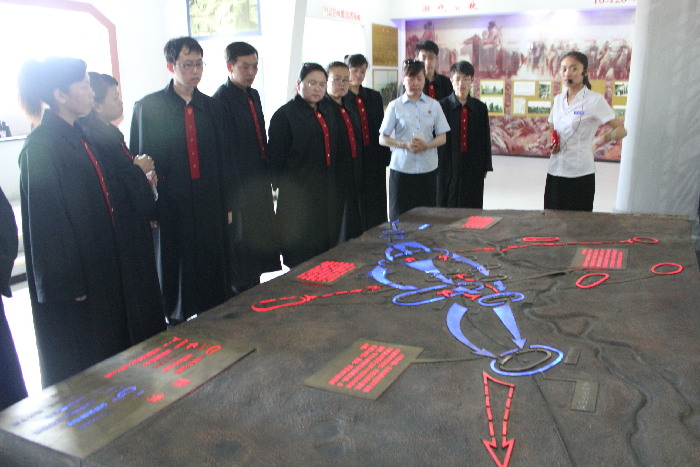 泰来法院组织新任法官到革命教育基地举行宣誓